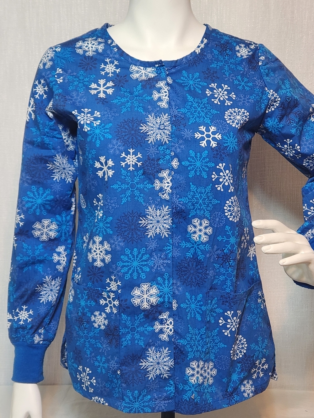 Zoe + Chloe Scrubs Top Long Sleeve Ribbed Cuffs Blue Snowflakes Winter XS